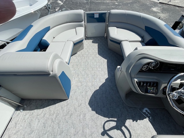 2025 Berkshire 22 RFX LE Tri-toon Pontoon - Image 8